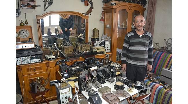 30 yıldır antika eşya biriktiriyor