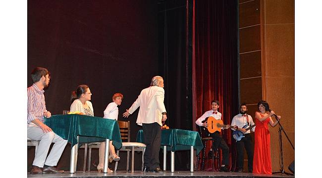 &#39;Berber&#39; oyunu Efeler&#39;de ayakta alkışlandı