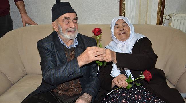 90’lık çifte çocuklarından 72’nci evlilik yıldönümü sürprizi