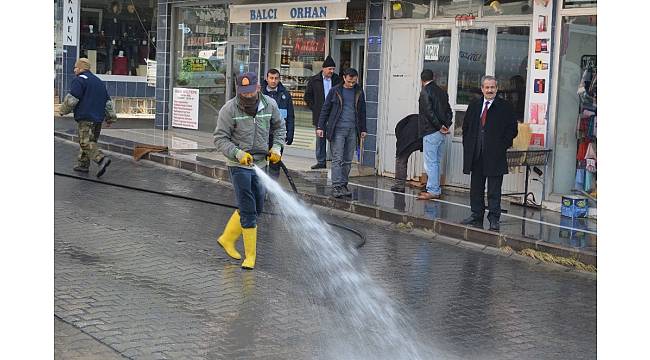 Adilcevaz'da kış ortasında yol yıkama ve temizlik çalışması