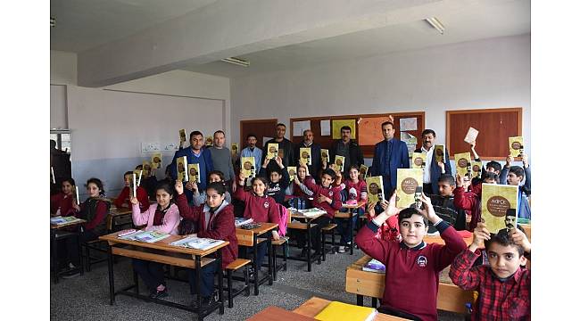 Adıyamanlılar Vakfından öğrencilere karne hediyesi