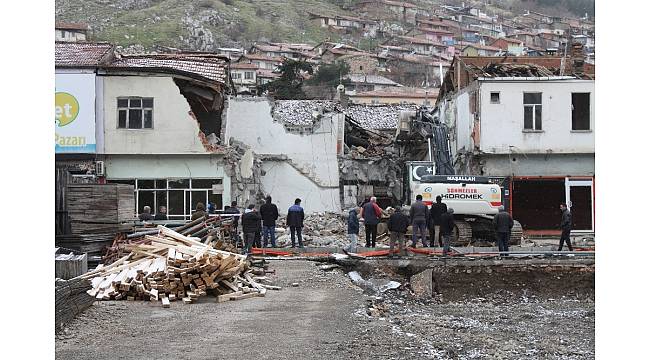 Akrabalarına yardıma gitti, yıkılan duvarın altında can verdi