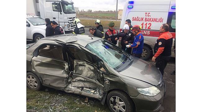 Aksaray&#39;da ambulans ile otomobil çarpıştı: 5 yaralı