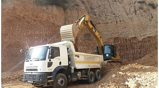 Alaşehir Belediyesi yol çalışmalarına devam ediyor