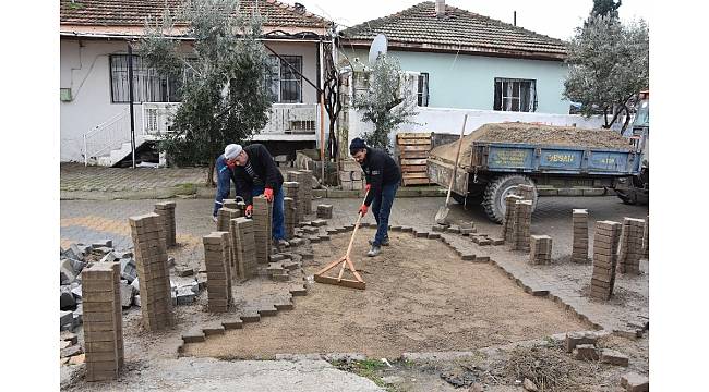 Alaşehir'de olumsuz hava şartlarına rağmen hizmet devam ediyor