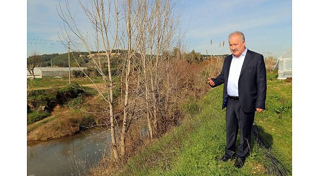 Antalya'da çocukların anne sırtında dereden geçerek okula gitmesi