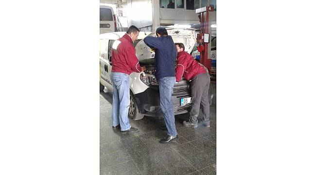 Aracın motor kısmına sıkışan kedi için seferber oldular