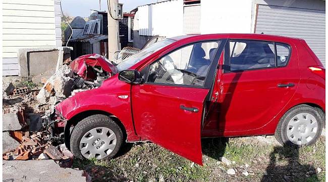 Araçta kalp krizi geçiren kişi duvara çarptı:1 ölü