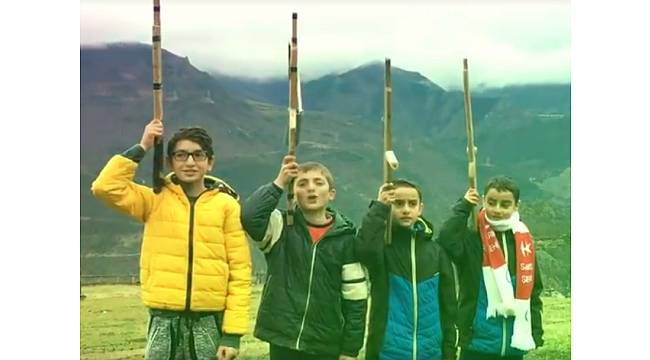 Artvinli 4 minikten Afrin'e hareket düzenleyen askerlere Komando Marşı ile destek