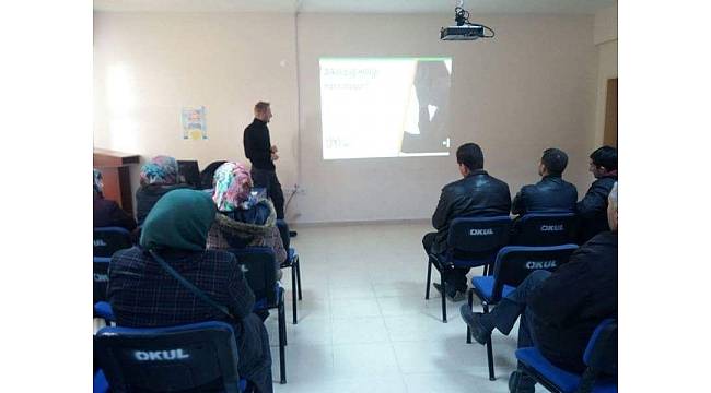 Aslanapa İmam Hatip Ortaokulu'nda velilere madde ve teknoloji bağımlılığı semineri