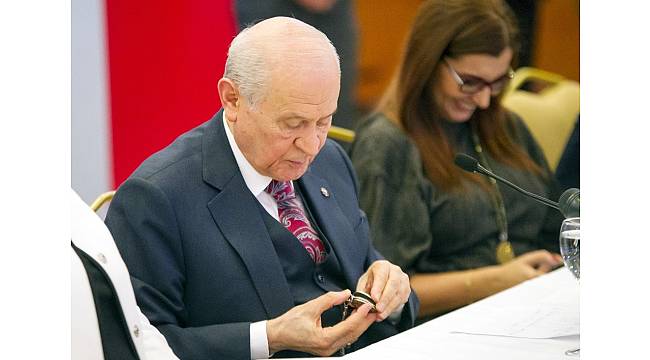 Bahçeli'den karıştıranlar için 'Bozkurt' ve 'heavy metal' işareti
