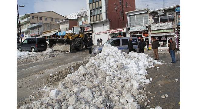 Başkale'de kar temizleme çalışması devam ediyor