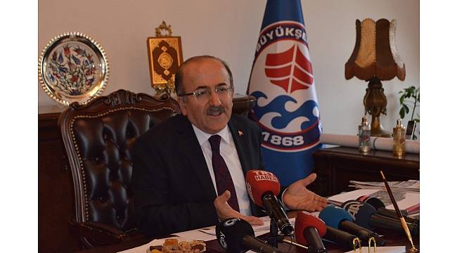 Başkan Gümrükçüoğlu yıkımı süren Hüseyin Avni Aker Stadyumu'nun yerine yapılacak projeyle ilgili konuştu
