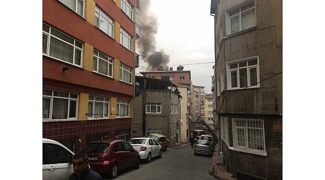 Beyoğlu'nda bir binanın çatısı alev alev yandı
