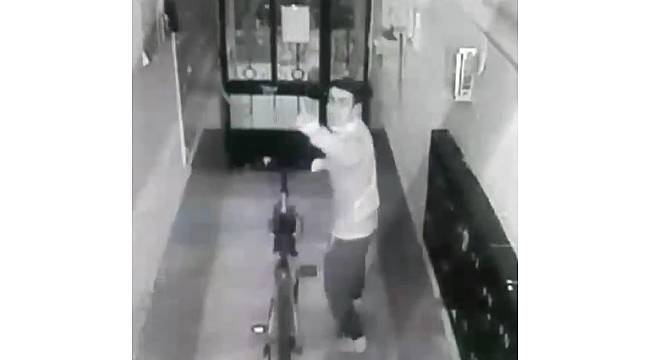 Bisikleti çaldı, güvenlik kamerasına el hareketleriyle mesaj bıraktı