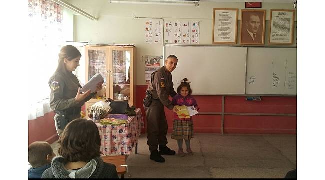 Burhaniye'de jandarma kitap dağıttı