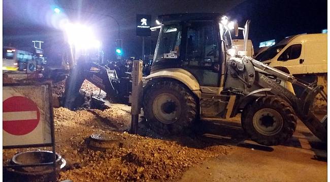 Bursa&#39;da su borusu patladı, trafikte sürücüler zor anlar yaşadı