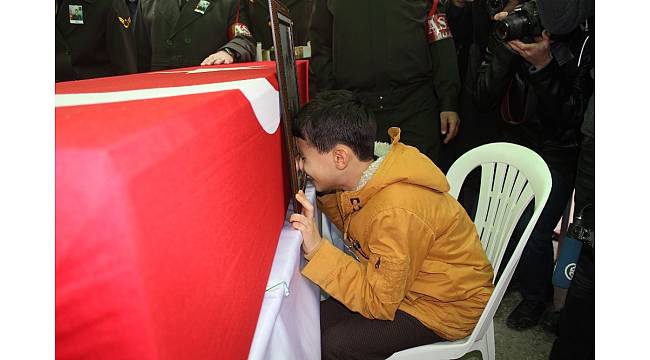 Çığ altında kalan şehide yağmur altında gözyaşları ile veda