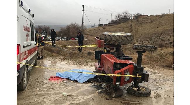 Devrilen traktörün altında kalan muhtar öldü