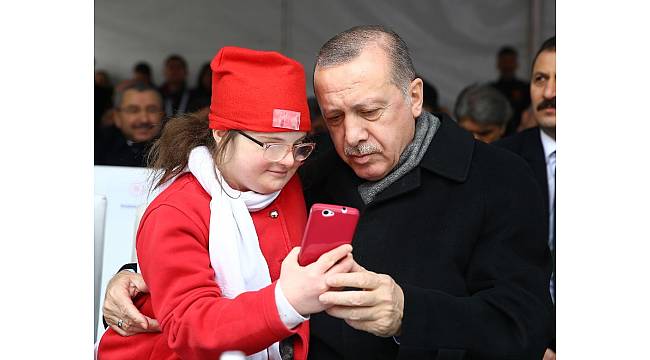 Down sendromlu küçük kızın Erdoğan sevgisi