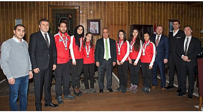 Dünya İkincisi Curling takımından Rektör Çomaklı'ya ziyaret