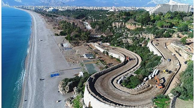Dünyaca ünlü Konyaaltı sahili yeni yüzüyle yaz ayına yetiştirilmeye çalışılıyor