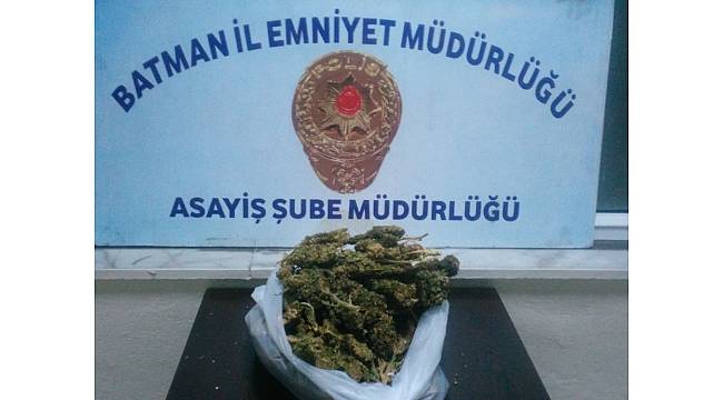 Dur ihtarına uymayan araçtan 1 kilogram esrar çıktı