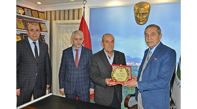 Emekliye ayrılan belediye işçisine plaket verildi
