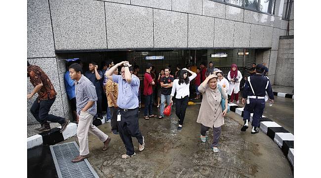 Endonezya'da borsa binasının bir katı çöktü: 77 yaralı