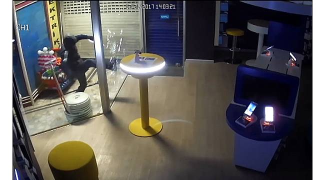 Esenyurt'ta binlerce liralık elektronik eşya hırsızlığı kamerada