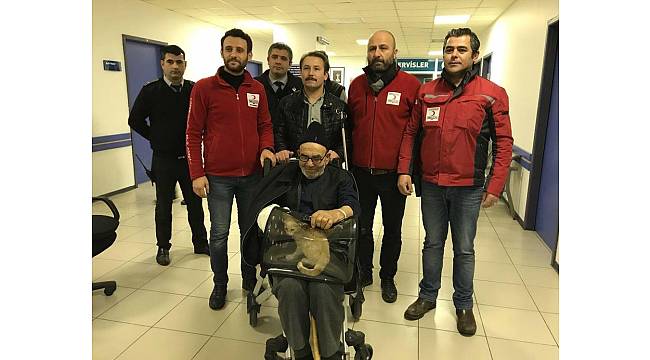 Evi yanan yaşlı adam kurtardığı kedisine kavuştu