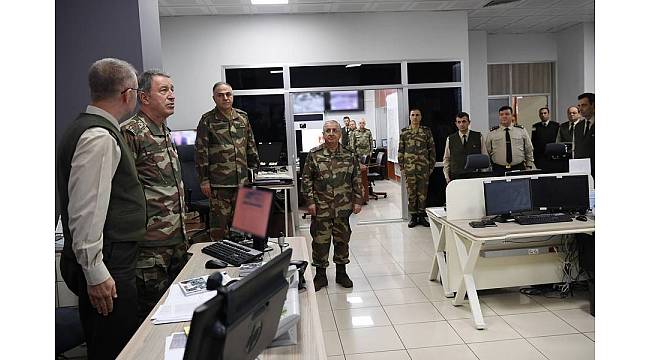 Genelkurmay Başkanı Akar harekât merkezlerinde incelemelerde bulundu