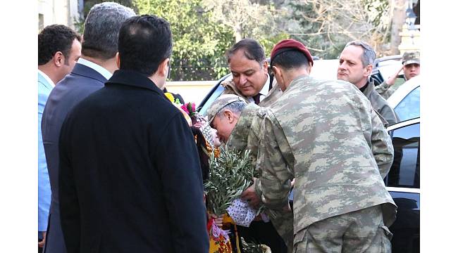 Genelkurmay Başkanı Hulusi Akar, Kilis'te zeytin dalları ile karşılandı