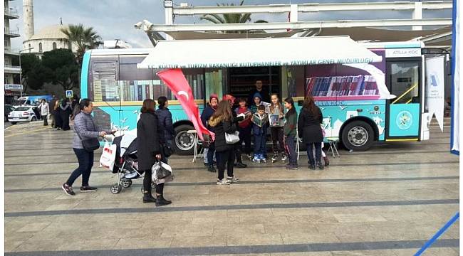 Gezici kütüphane kent meydanında hizmet vermeye başladı