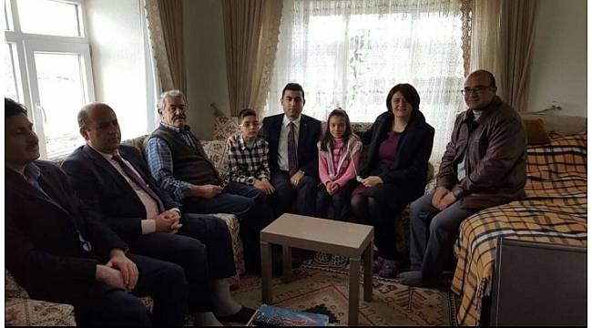 Hikaye yarışması birincisi Rumeysa, Kaymakam Girgin'i evinde ağırladı