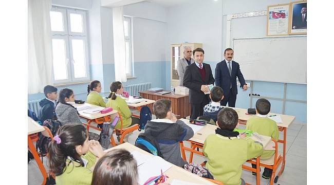 Hozat'ta öğrencilere yardımcı kaynak kitap hediye edildi