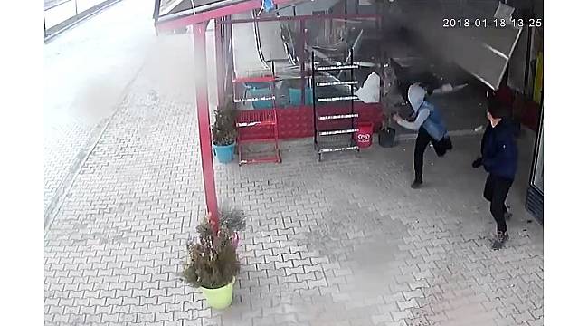 İş yerinin sundurması müşterilerin üzerine çöktü