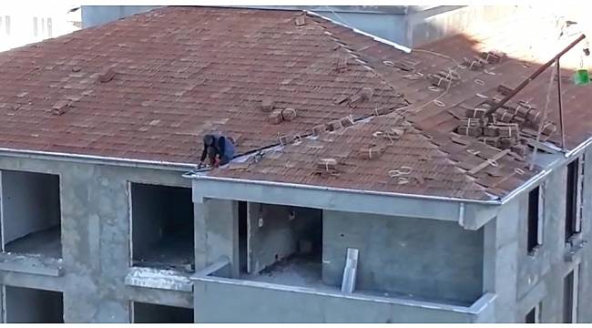 İşçilerin metrelerce yüksekte tedbirsiz çalışması kamerada