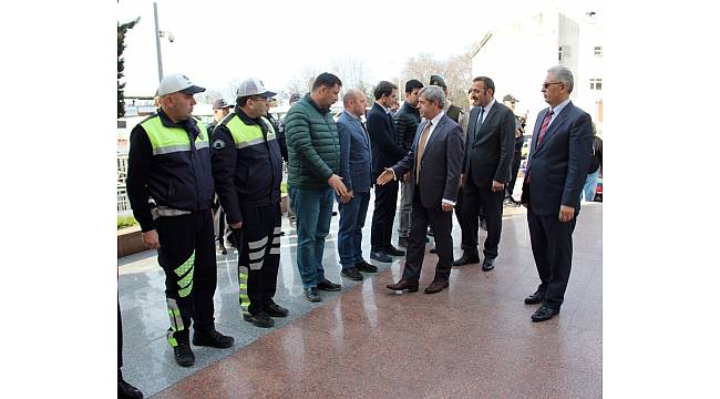 İstifa eden müdür için vatandaşlar emniyet binası önünde toplandı