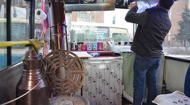 Kafe minibüs görenleri şaşırtıyor