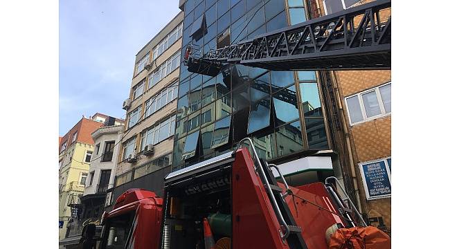 Karaköy'de iş merkezinde yangın çıktı