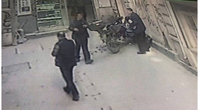Karaköy&#39;de yaşlı adamı &quot;fakirlere para dağıtacağız&quot; diyerek dolandırdılar