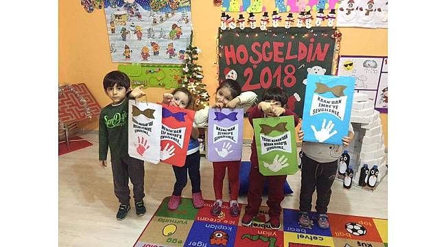 Kardeş okullarından gelen hediyeleri mutlulukla açtılar