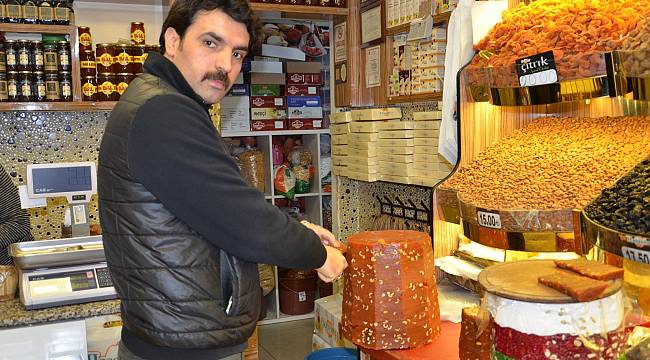 Kayısıdan elde ettikleri ürünleri pazarlayarak mağaza zinciri kurdula