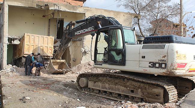 Kaza yapan kamyon 15 ay sonra evden çıkartıldı