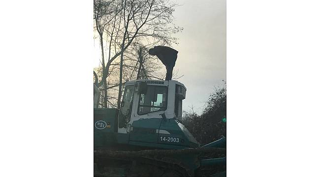 Kepçe operatörü iş makinesinin üstünde namaz kıldı