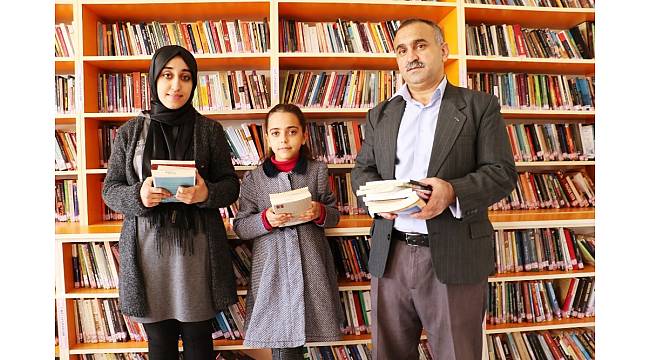 Kitap bağımlısı aile bir yılda 2 bin kitap okudu