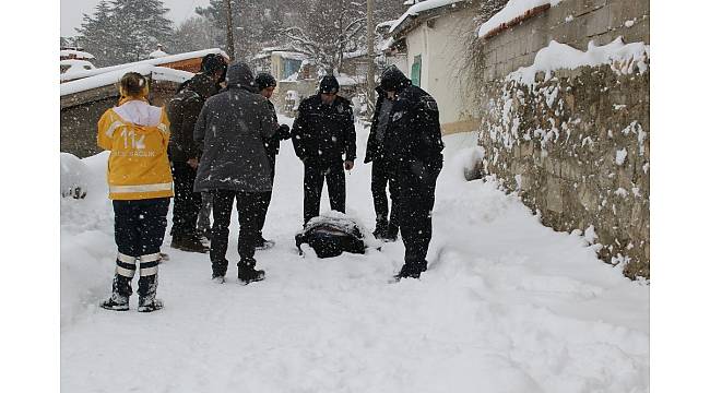 Konya'da bir kişi sokakta kar altında ölü bulundu