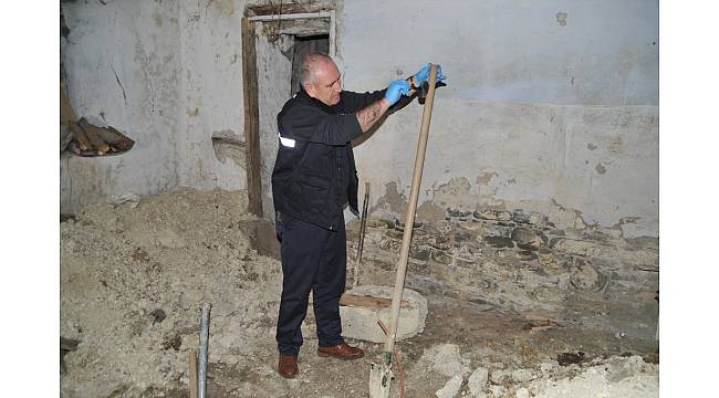 Kullanılmayan binanın bodrumunu kazdılar