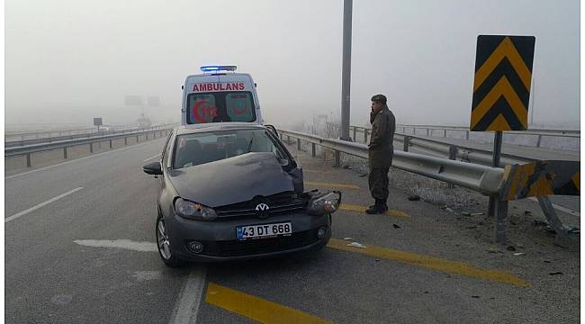 Kütahya'da polis aracı bariyerlere çarptı: 2 yaralı